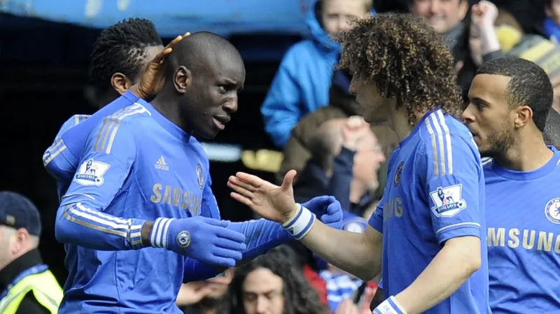 Demba Ba (vlevo) slaví s Davidem Luizem svůj gól do sítě United