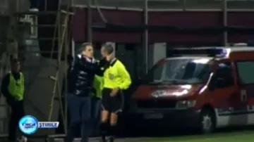 Sumudica líbá rozhodčího