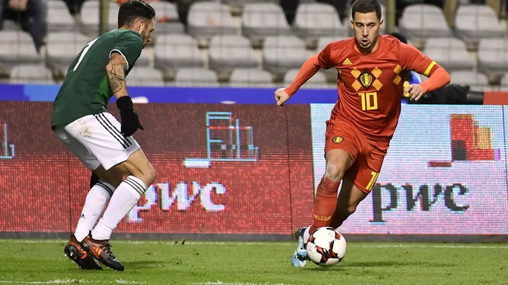 Eden Hazard (vpravo) v přátelském utkání proti Mexiku
