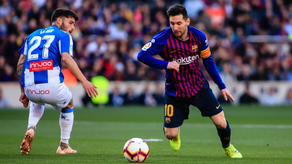 Hvězda Barcelony Lionel Messi v derby proti Espaňolu