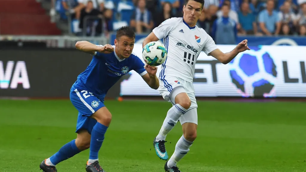 Liberecký Filip Havelka (vlevo) bojuje o míč s Robertem Hrubým z Baníku Ostrava