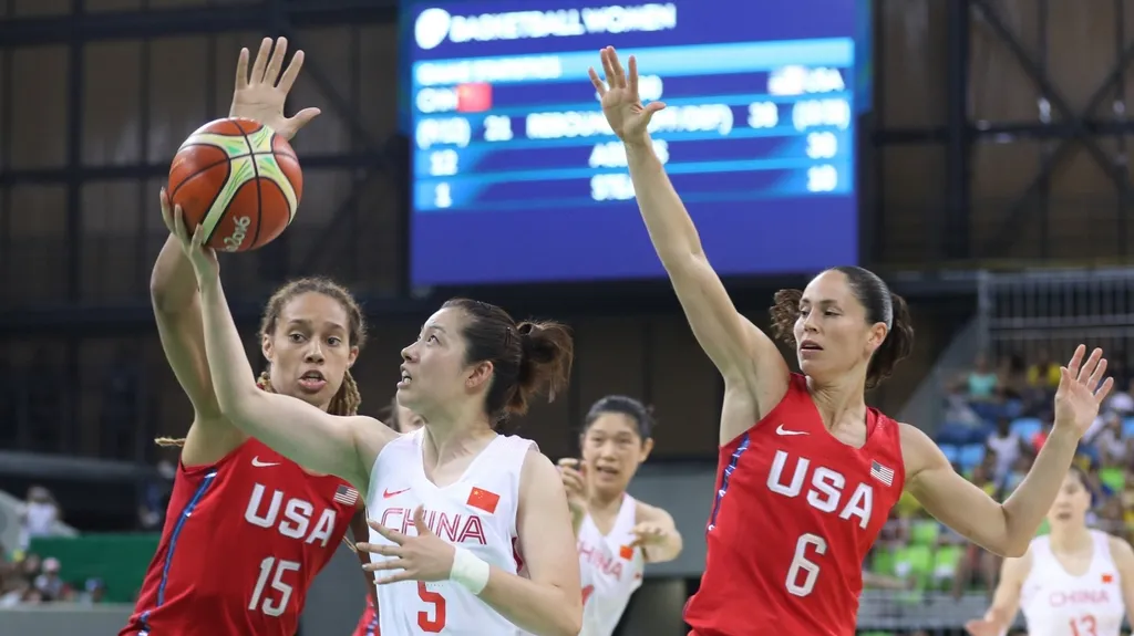 Basketbalistky USA a Číny ve vzájemném zápase