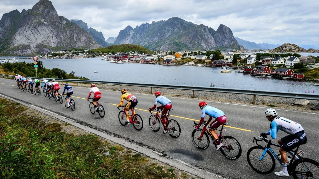 Peloton Artic Race of Norway projíždí Lofotami