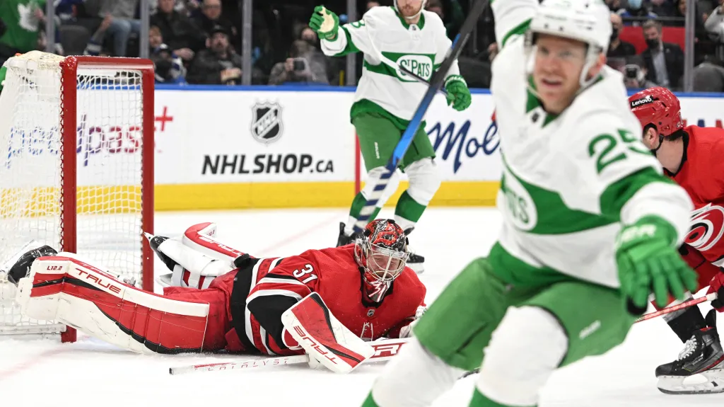 Ondřej Kaše z Toronta oslavuje gól v NHL