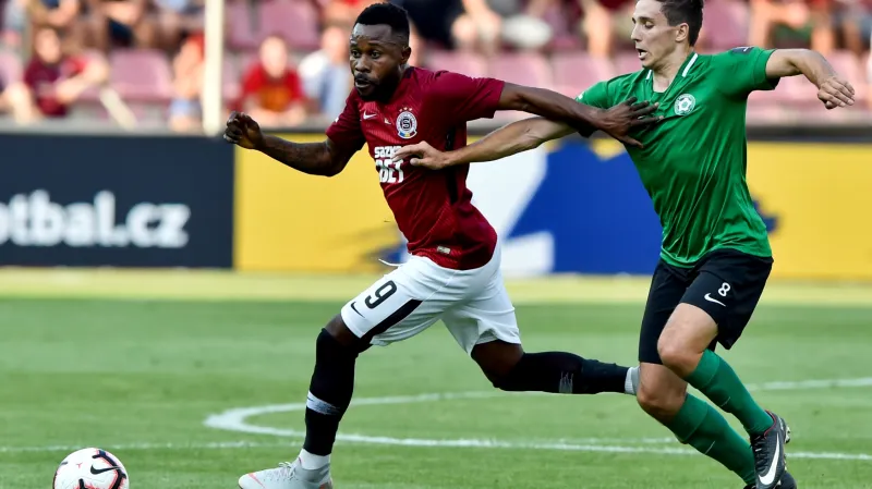 Guélor Kanga ze Sparty v souboji s Kiliánem z Příbrami