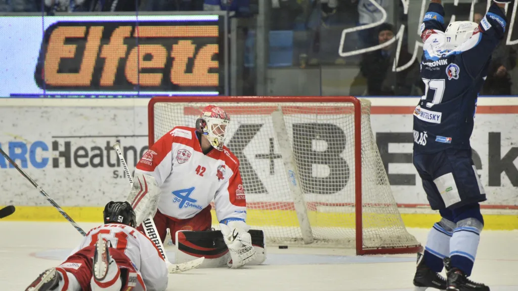 Milan Gulaš slaví gól do sítě Olomouce