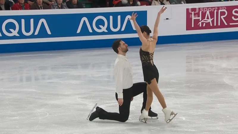 Souboj sportovních dvojic o zlato na MS v krasobruslení