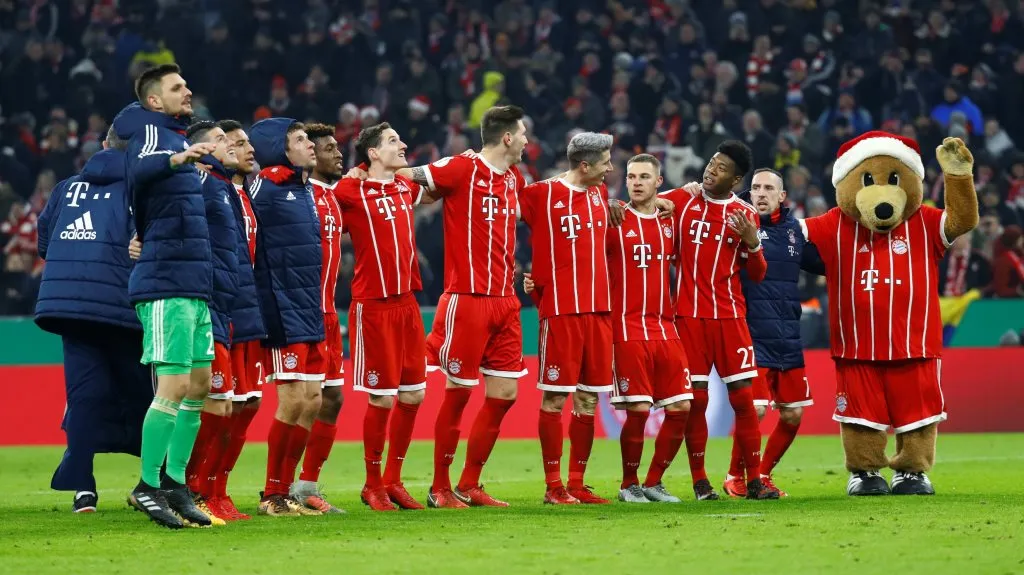 Hráči Bayernu slaví postup přes Dortmund