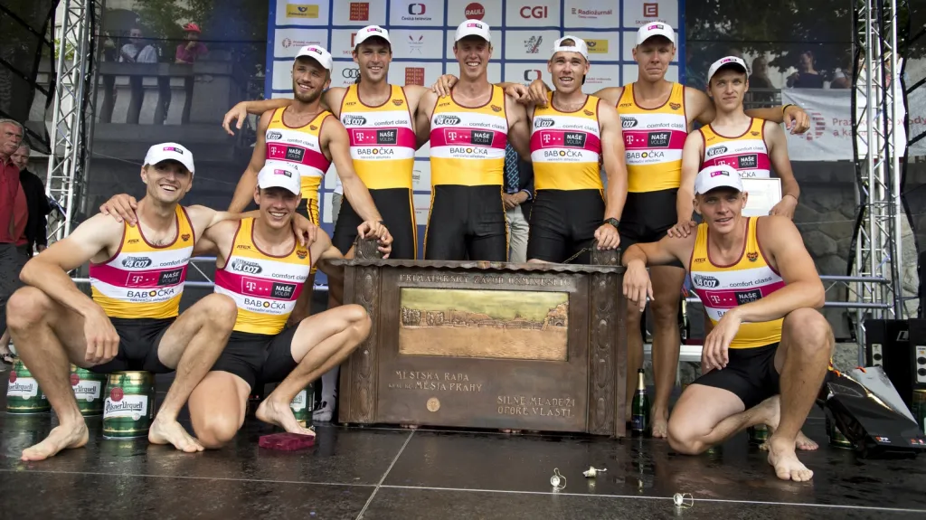 Vítězná osmiveslice Dukly