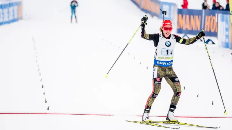Finišmenka ženské štafety Laura Dahlmeierová se raduje z výhry