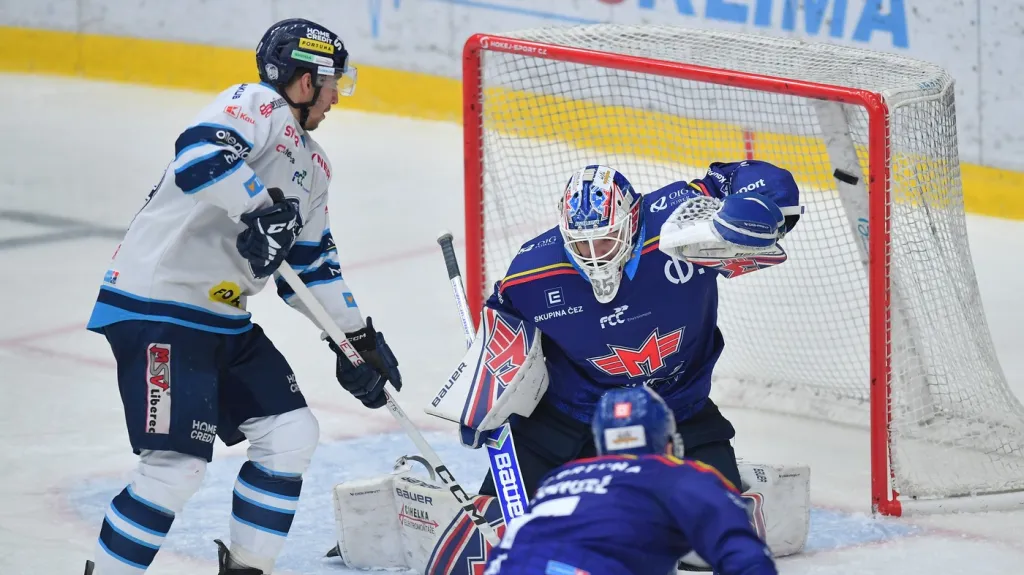 Brankář Českých Budějovic Milan Klouček inkasuje v utkání s Libercem