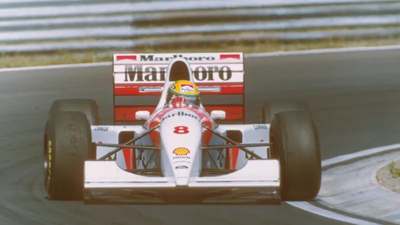 Ayrton Senna ve voze McLaren