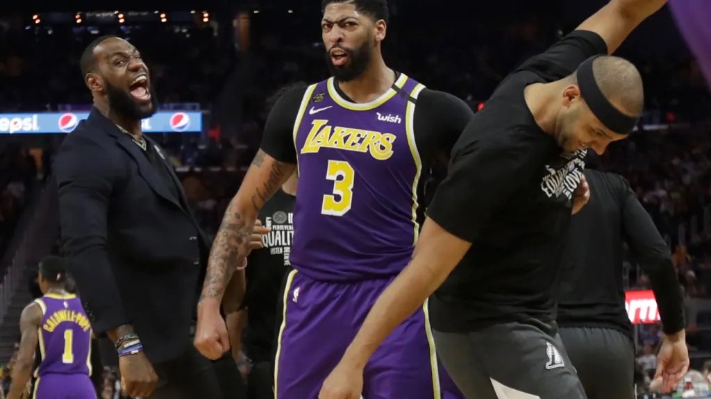 LeBron James (vlevo) se raduje s Anthonym Davisem z LA Lakers