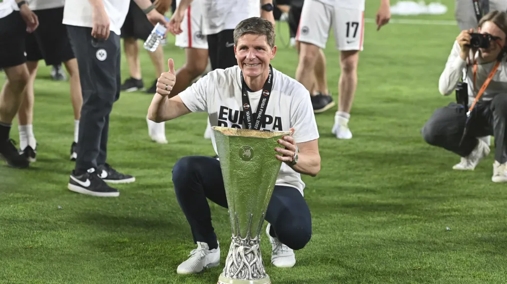 Trenér Frankfurtu Oliver Glasner s trofejí