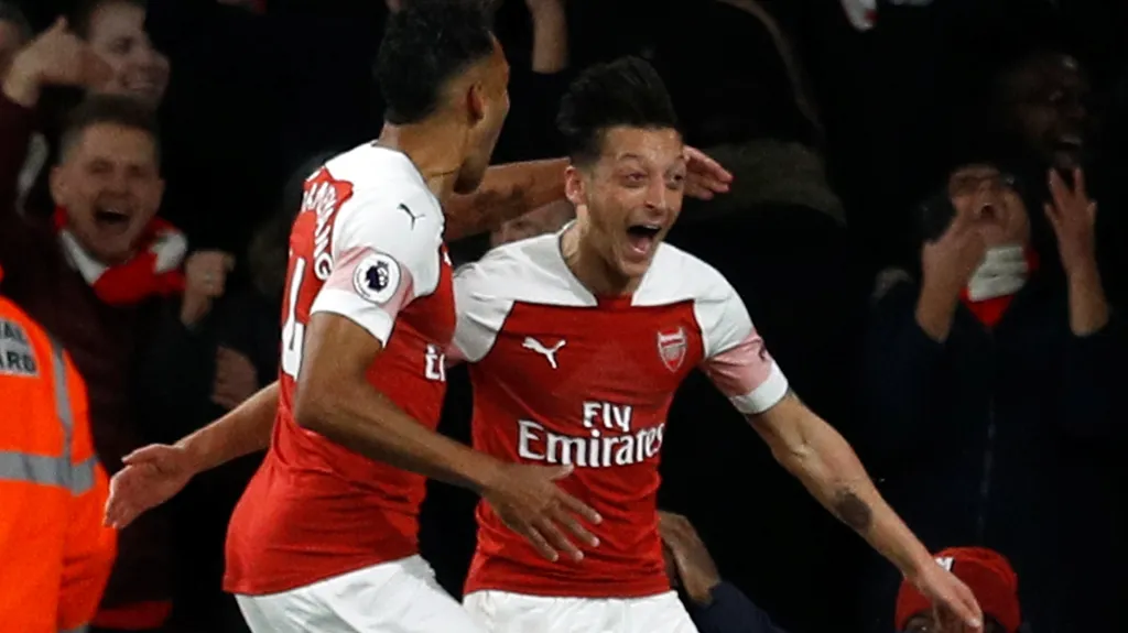 Mesut Özil (vpravo) slaví gól Arsenalu