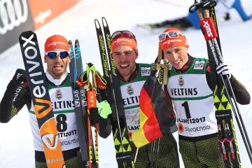 Německé stupně vítězů. Zleva třetí Björn Kircheisen, vítěz Johannes Rydzek a druhý Eric Frenzel