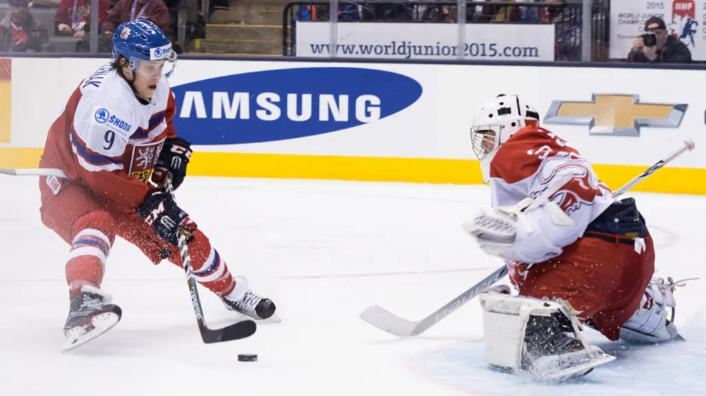 David Pastrňák střílí vítězný gól v prodloužení proti Dánům