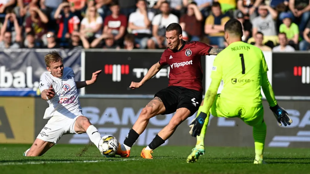 Sinjavskij atakuje Haraslína a byla pískána penalta