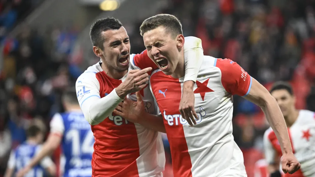 Slávisté Lukáš Provod (vpravo) a Ivan Schranz oslavují gól