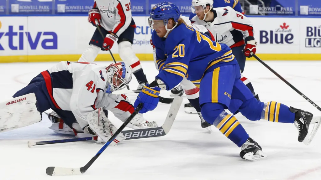 Vítek Vaněček zastavuje Codyho Eakina