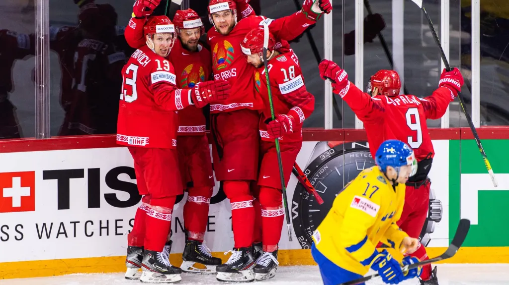 Hokejisté Běloruska oslavují gól proti Švédsku