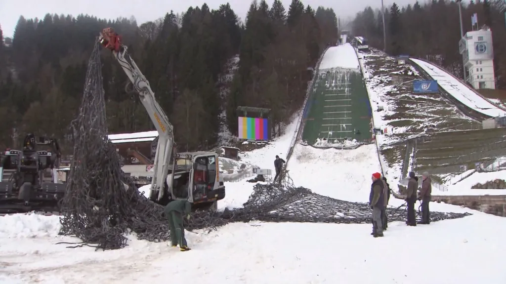 Skokanský můstek v Bischofshofenu poničil sesuv sněhu