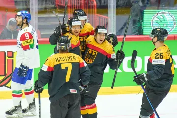 Hokejisté Německa se radují z gólu v síti Itálie