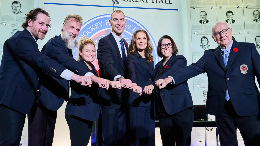 Zdeno Chára (uprostřed) a další členové hokejové Síně slávy