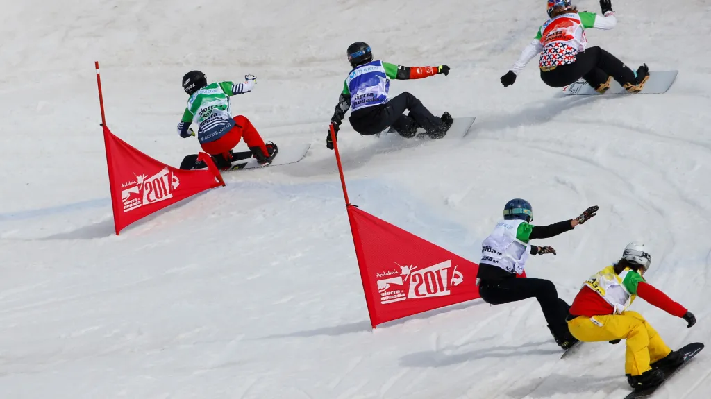 Snowboardcross v Sierra Nevadě (Samková druhá zprava)