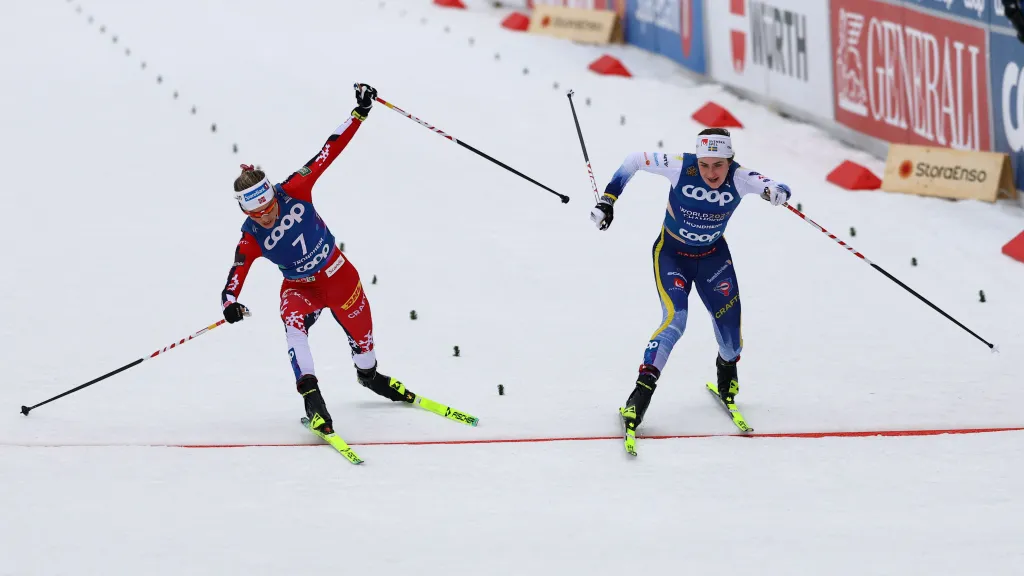 Ebba Andersonová poráží ve finiši skiatlonu Therese Johaugovou