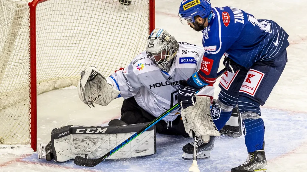 Ladislav Zikmund z Kladna se snaží překonat Vladislava Habala z Varů