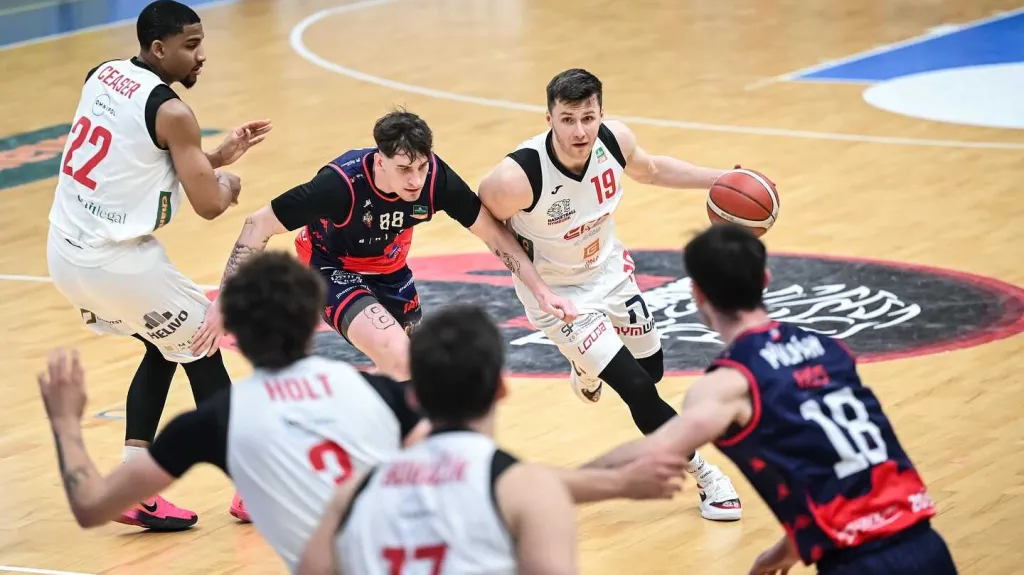 Utkání Nymburk – Basket Brno