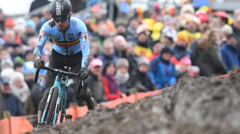 Závěr závodu mužů kategorie do 23 let na MS v cyklokrosu