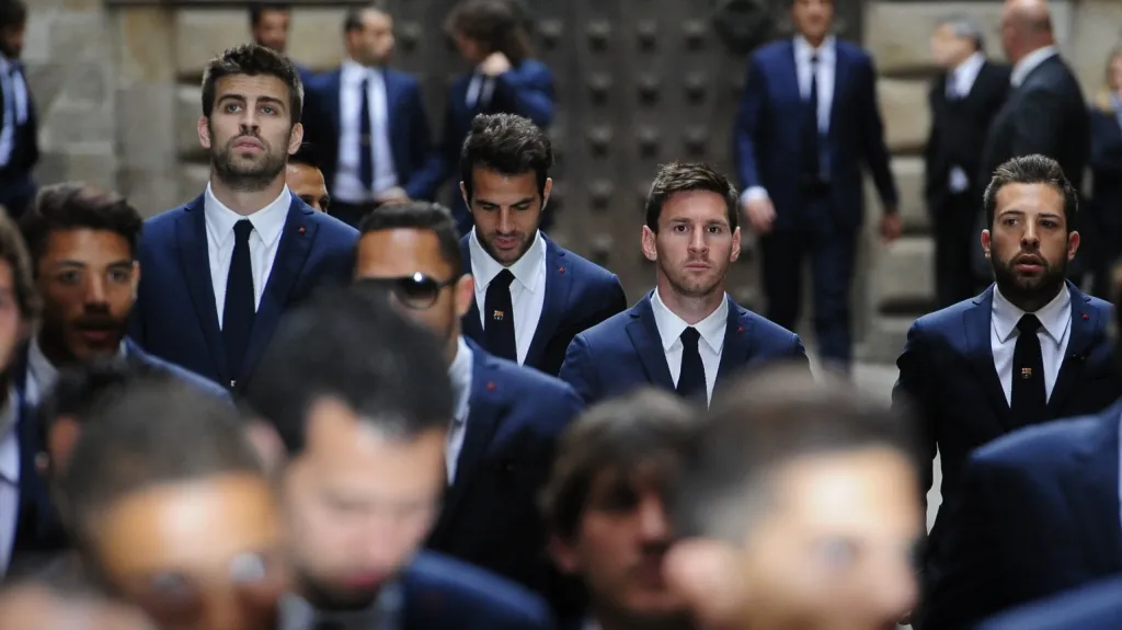 Hráči FC Barcelona přicházejí do barcelonské katedrály rozloučit se naposledy s Titem Vilanovou