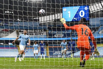 Brankář Edouard Mendy chytá penaltu Sergia Agüera