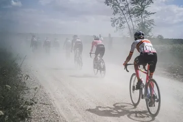 Cyklistky v prachu cest