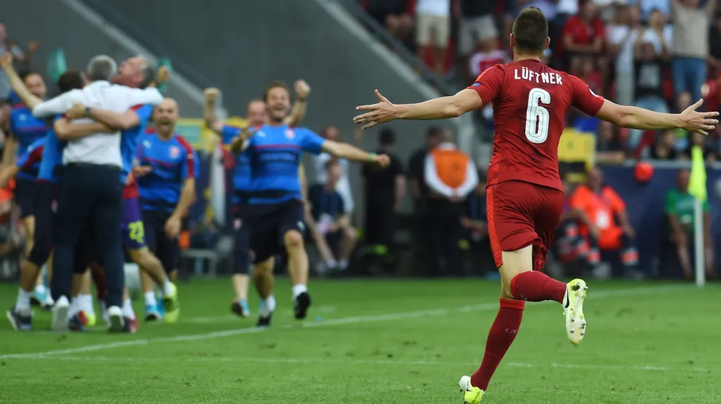 Slavící Michael Lüftner a český realizační tým