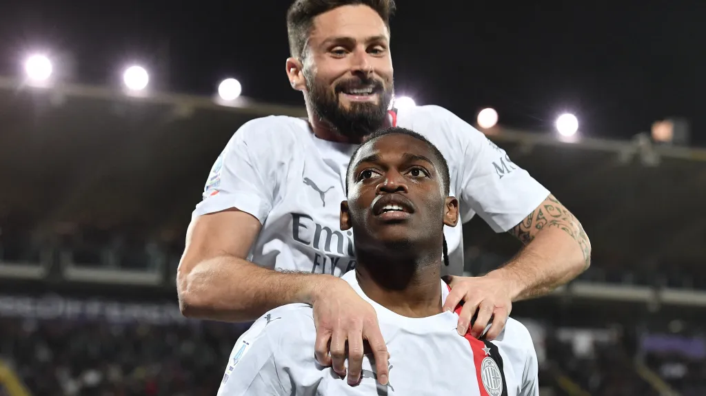 Rafael Leao a Olivier Giroud se radují z gólu AC Milán