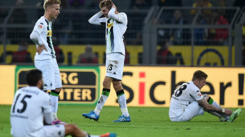 Christoph Kramer (třetí zleva) lituje vlastního gólu v utkání s Dortmundem
