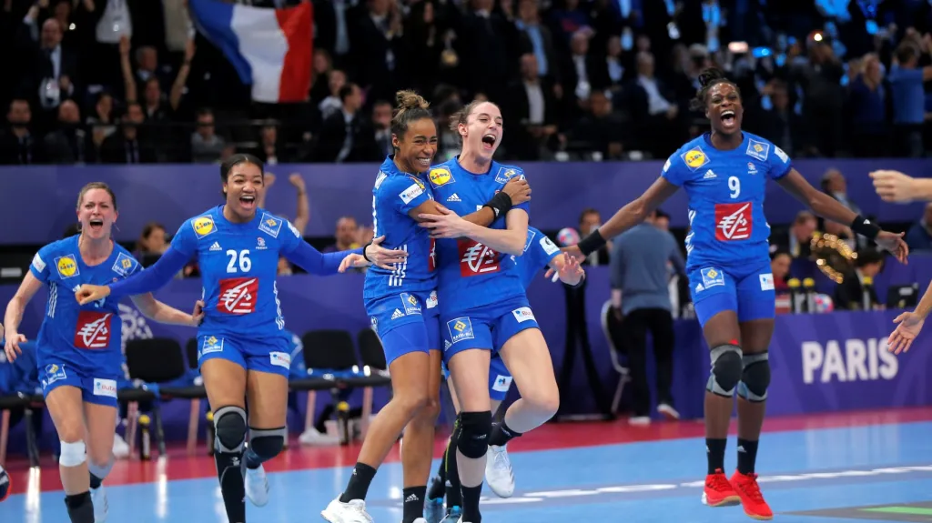 Francouzské házenkářky se radují z vítězství na ME