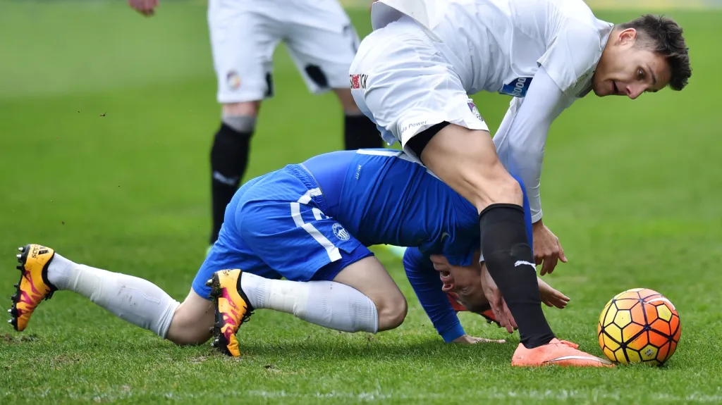 Aleš Matějů z Plzně (v bílém) bojuje o míč s libereckým Janem Sýkorou