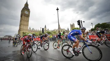 Peloton projíždí pod Big Benem