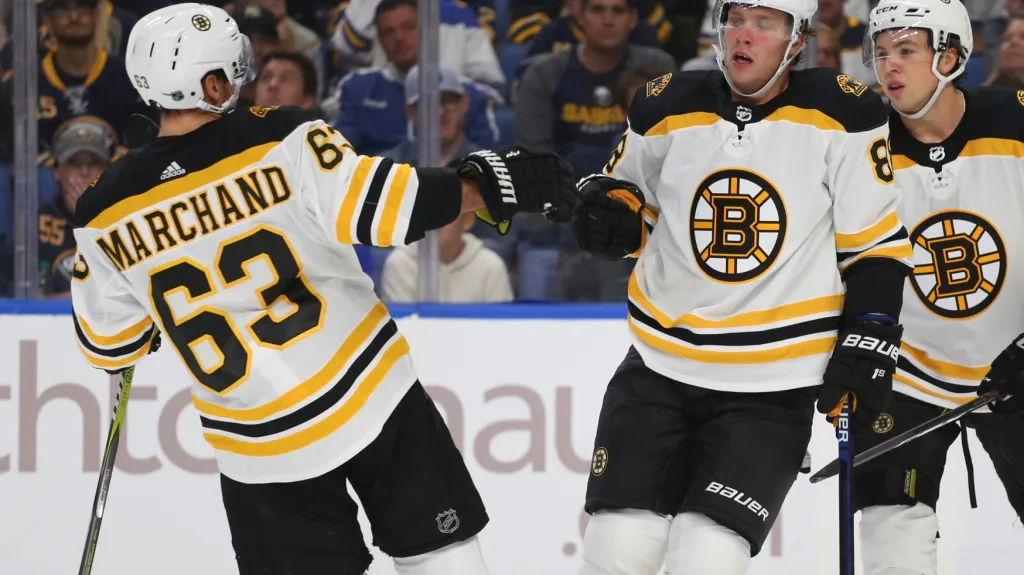 Útočník Bostonu David Pastrňák slaví gól s Marchandem