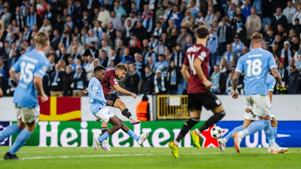 Matěj Ryneš střílí v utkání proti Malmö