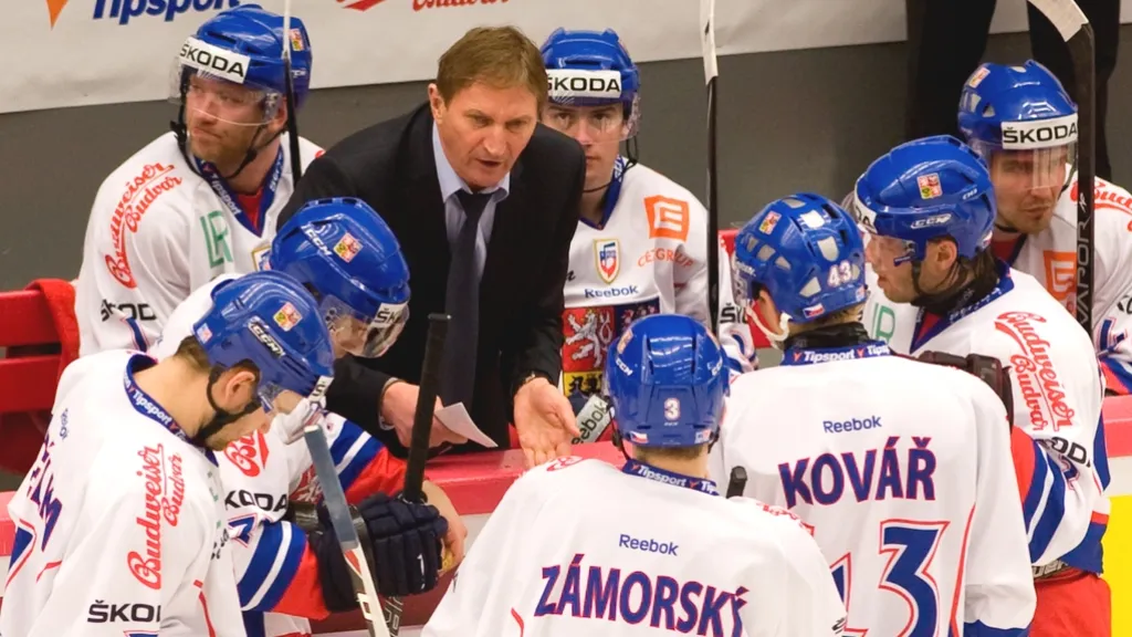 Trenér Hadamczik udílí hráčům pokyny během zápasu s Německem