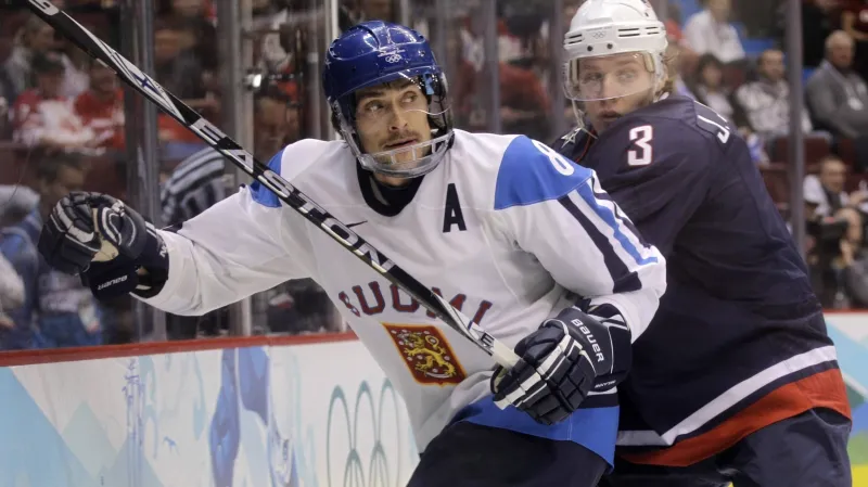 Fin Teemu Selänne bráněný Američanem Jackem Johnsonem v semifinálovém zápase olympijských her ve Vancouveru 2010