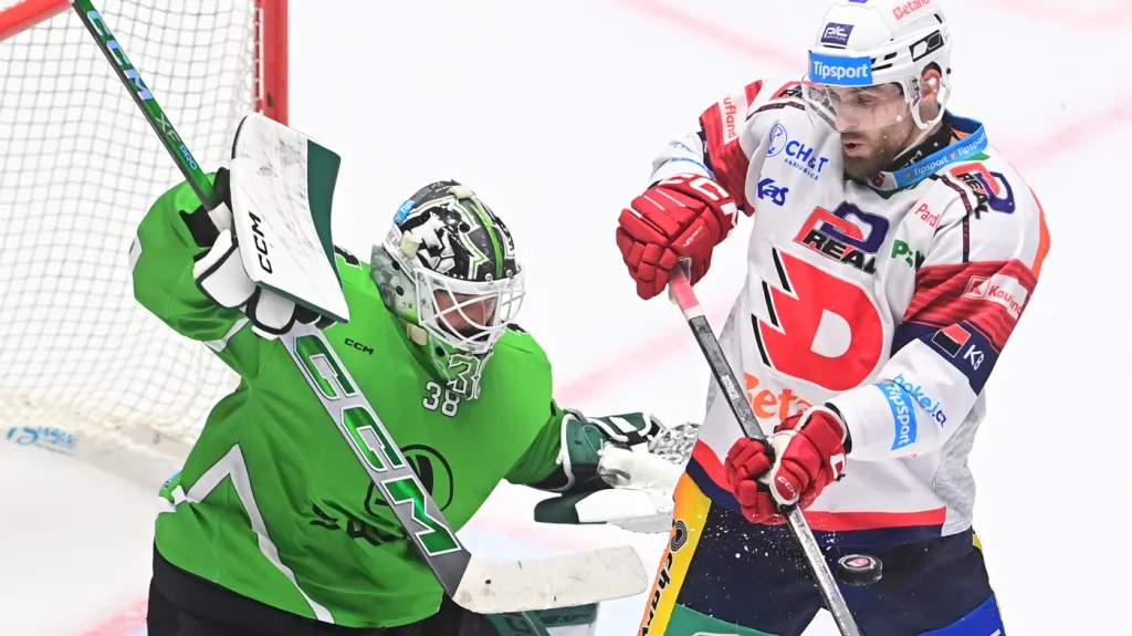 Pardubický útočník Jiří Smejkal a brankář Mladé Boleslavi Dominik Furch