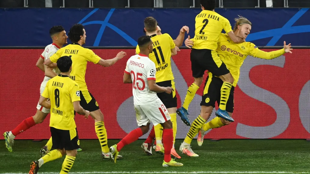 Fotbalisté Dortmundu slaví gól Erlinga Haalanda v utkání se Sevillou