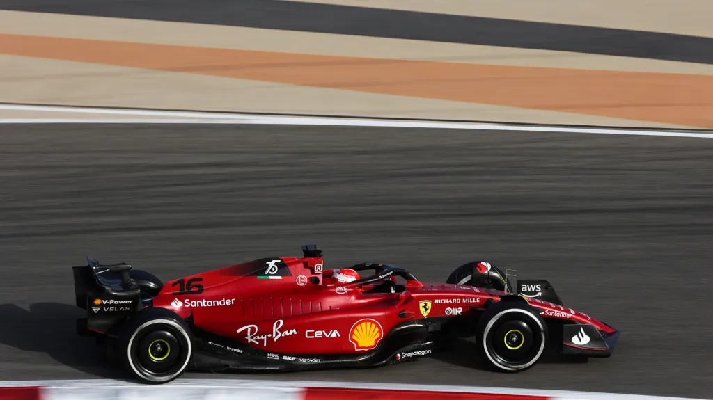 Charles Leclerc během testování v Bahrajnu