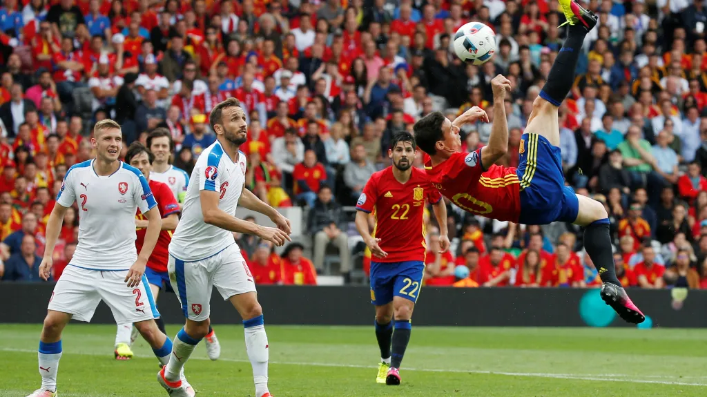 Aduriz se nůžkami snaží překonat českou obranu